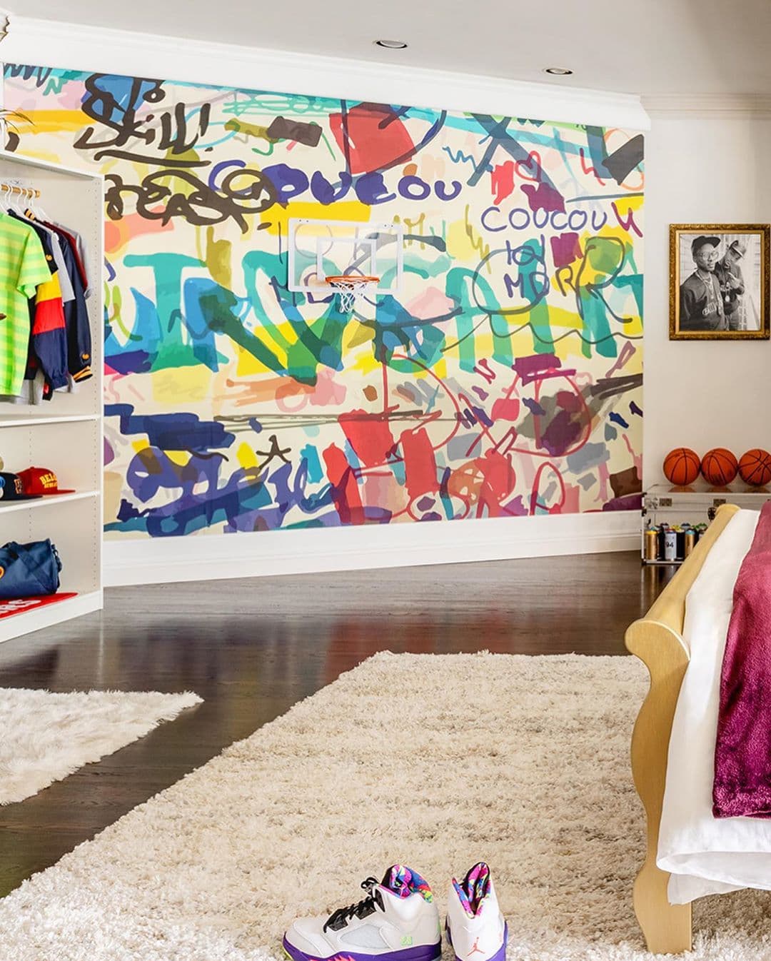 “El arte de graffiti audaz, los interiores elegantes, los retratos familiares atemporales y los sándwiches Philly Cheese Steak servidos en bandejas de plata transportarán a los invitados a una vida del lujo. Tía y tío no incluidos”, así lo promete Airbnb.
<br>