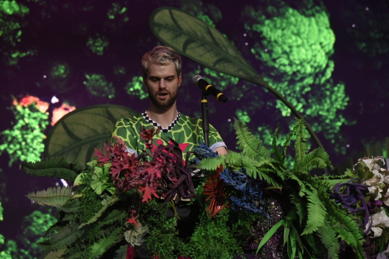 Con un escenario rodeado de plantas, interpretaron canciones como "Fuck They", "Awoo" y "Playa Grande".