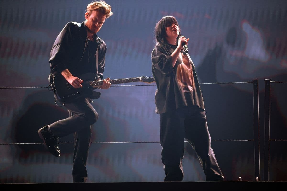 Billie Eilish toca "Happier Than Ever" en los Grammy 2022 con su hermano, Finneas
