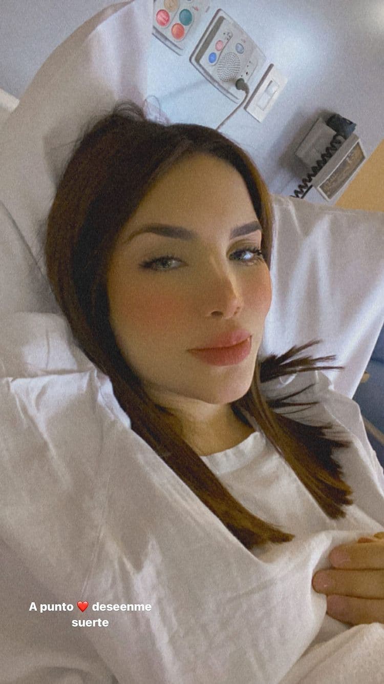 La cantante dejó ver a sus fans el momento antes de que comenzara el procedimiento, un poco después de las 10:30 de la mañana. Fue a las 12:01