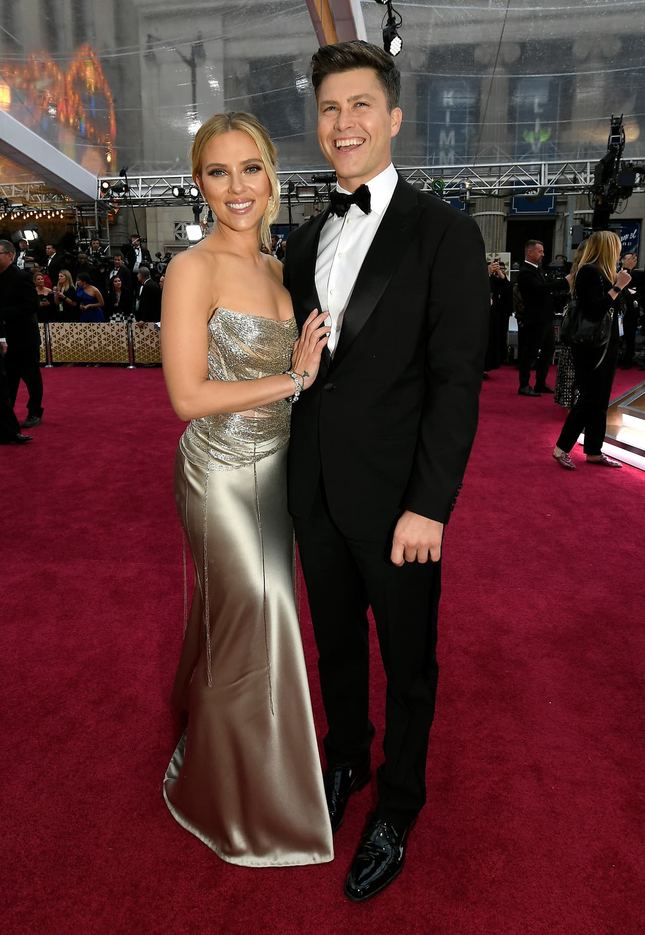 HOLLYWOOD, CALIFORNIA - FEBRUARY 09: (L-R) Scarlett Johansson and Colin Jost attend the 92nd Annual Academy Awards at Hollywood and Highland on February 09, 2020 in Hollywood, California. (Photo by Kevork Djansezian/Getty Images)