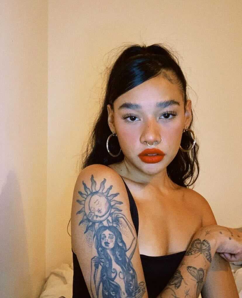 Lizeth Selene, nacida en Acapulco, México, tiene apenas 21 años y ya ha debutado como cantante, dedicándose más al género urbano, sin embargo, ahora trabajará un tiempo en la actuación, claro, sin dejar atrás su música.
<br>