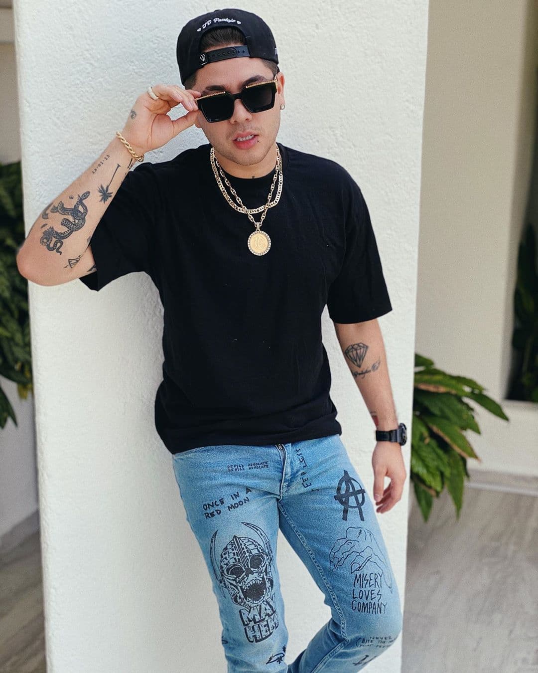 JD pantoja, influencer y cantante, tiene 14.7 millones de seguidores, con 4.7 en México, colocándolo en la octava posición. El intérprete ha estado involucrado en distintas polémicas por su relación amorosa con la también influencer, Kimberly Loaiza.