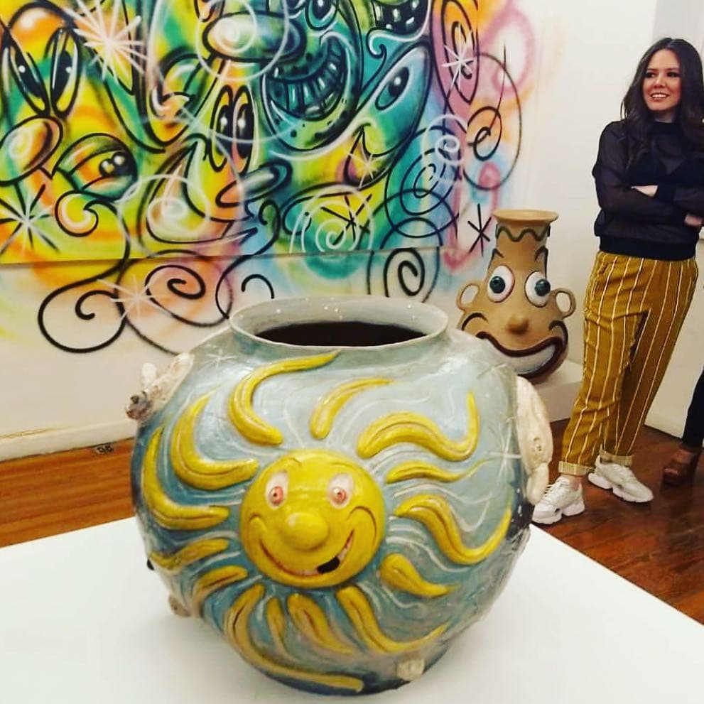 Además de ser su esposa y madre de su hija, es su socia en el colectivo artístico de ropa y accesorios de la firma After & Again. De acuerdo con la revista Quién, fue a través de este negocio que se conocieron.