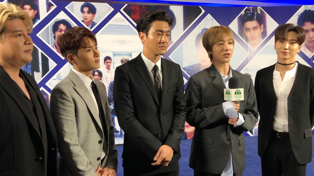 Super Junior convivió con algunas fans afortunadas luego de su conferencia de prensa