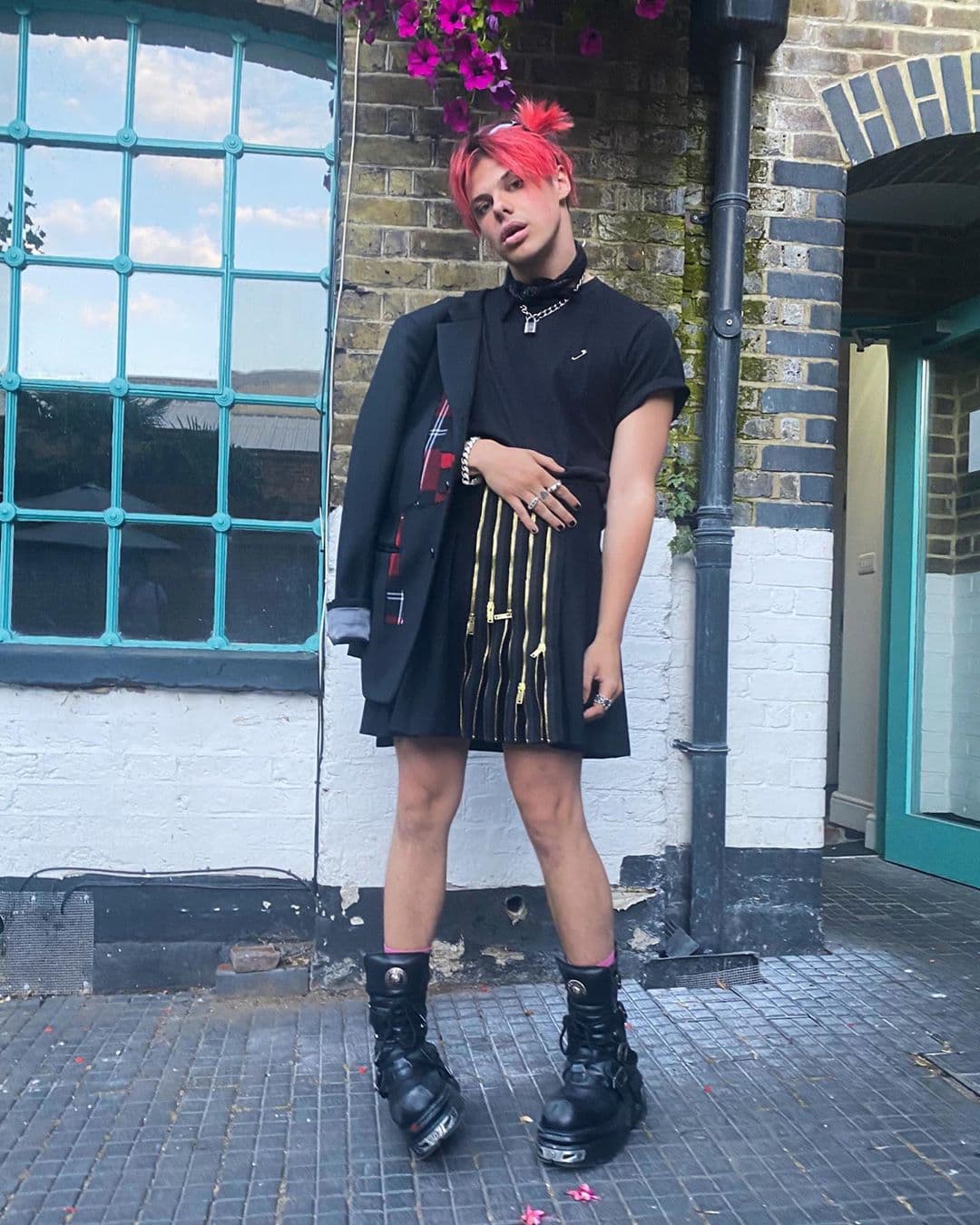 En esa misma entrevista, Dom profundizó sobre el tema de su forma de vestir:
<br>
<br>"Por eso me pongo p*nches vestidos en el escenario. Nos han criado con estos límites: las mujeres usan vestidos, los hombres ven las curvas de las mujeres, pueden hacer un bebé(...) la sociedad occidental puso a las mujeres en vestidos y a los hombres en pantalones, antes de eso, en los tiempos medievales, todos los cabr*nes usaban vestidos".