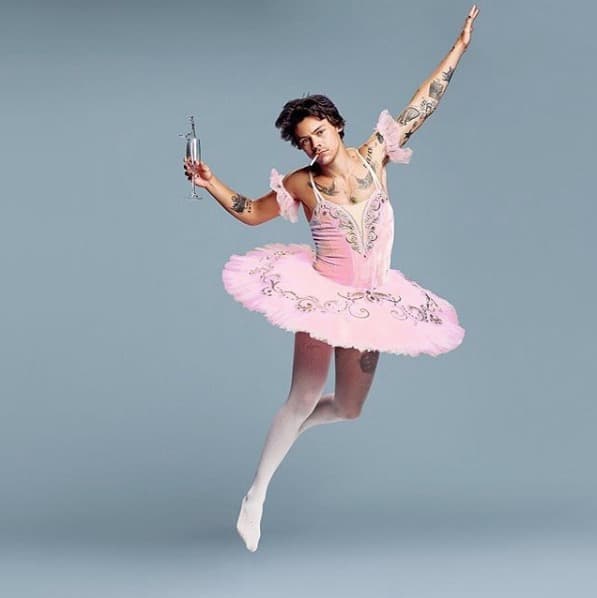 Como parte de su regreso a los escenarios, Harry se ha presentado en distintos programas. En 'Saturday Night Live', apareció como conductor y artista musical invitado. Para las imágenes promocionales posó con un traje de ballet, en específico, un tutú Pink Swan rentado en Abracadabra Nueva York por 250 dólares; demostrando una vez más su intención de romper los estereotipos de género a la hora de vestir.