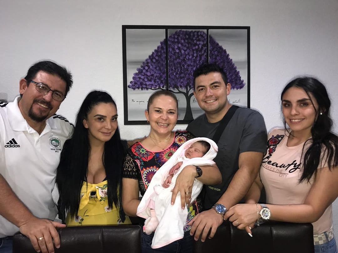 Actualmente se encuentra disfrutando con sus amigos y familiares del la reciente llegada de su bebé.