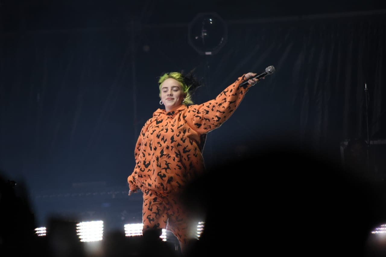 La cantante no paró de brincar y bailar durante sus canciones.