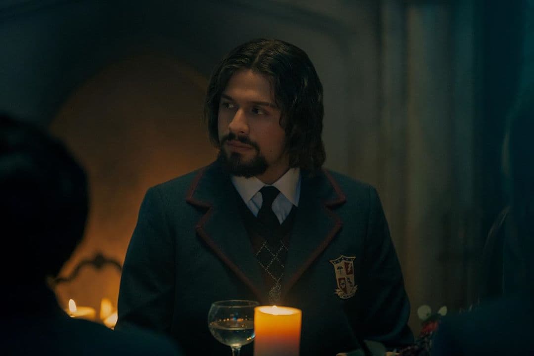 La llegada de esos diez nuevos episodios nos hizo ver el por qué de ese cambio en el look de Diego. Sin mucho spoiler, digamos que su llegada a los años 60 fue un poco atropellada y lo que le pasó durante los primeros meses le impidió hacerse un corte de cabello; además, Número dos está tan obsesionado con los eventos del año en el que están, que en lo último que piensa en es en darse una vuelta por el peluquero.