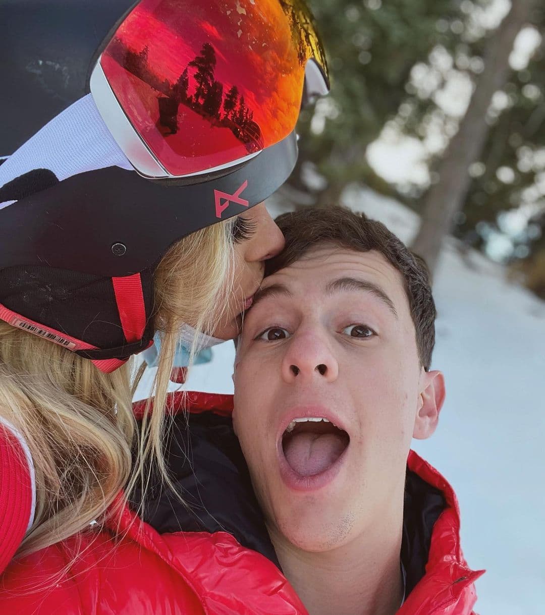 El par ha estado disfrutando unas vacaciones practicando snowboarding en una montaña repleta de nieve, sitio donde la han estado pasado increíble. Incluso podemos ver cómo su amor es de tipo más juguetón.