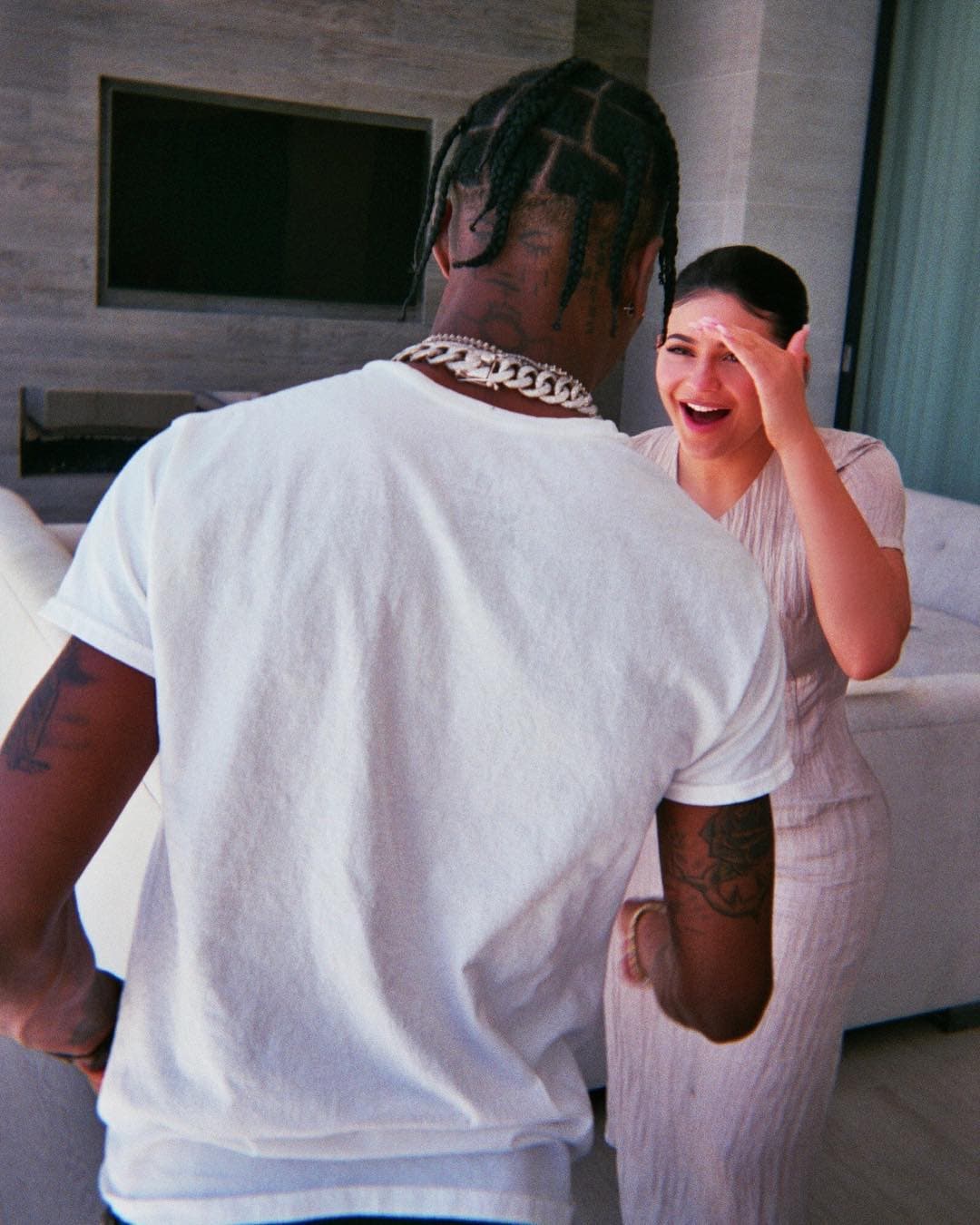 La serie de fotos que Kylie Jenner publicó para mostrarle a sus seguidores el amor que su expareja, Travis Scott, le daba a ella y su hija, fue todo un fenómeno.Con 13 millones 256 mil likes, esta publicación demostró lo que la ternura es capaz de hacer entre los usuarios.
