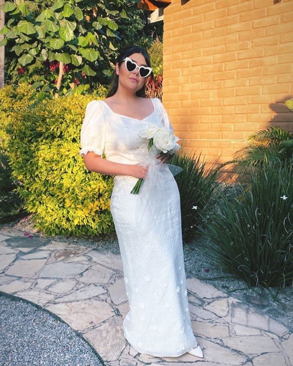 Para la ocasión la novia usó dos vestidos, uno tipo retro con mangas abullonadas y otro con escote tipo bote con acentos de tul y delicado bordado.