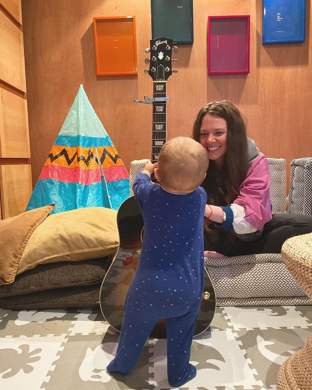 Noah ha demostrado que al igual que su madre y su tío, la música la trae en la sangre y se divierte mucho con ella desde bebé.