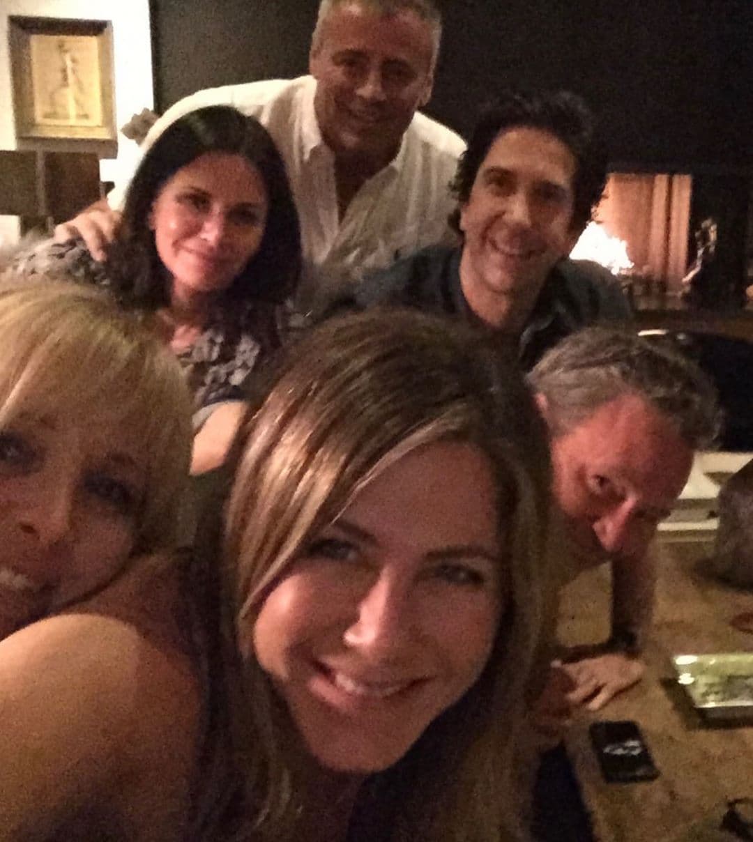 Una de las series más populares del mundo, que además marcó a más de una generación con sus 10 temporadas, es "Friends". Por ello, la foto más famosa del 2019 fue una que publicó Jennifer Aniston junto a todo el elenco: Courteney Cox , Lisa Kudrow, Matthew Perry, David Schwimmer y Matt LeBlanc. Esta 'selfie' movió tantos recuerdos entre sus seguidores que logró acumular más de 16 millones 294 mil likes.