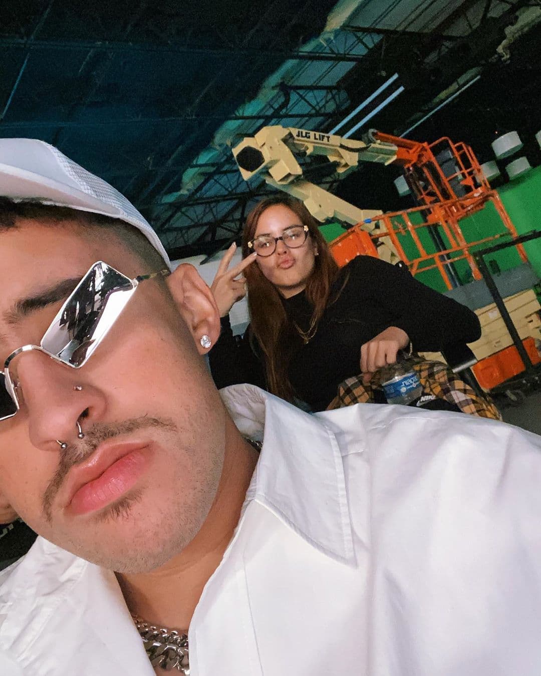 Y aunque Benito Antonio Martínez Ocasio, nombre real del artista, no ha confirmado de manera oficial que es su novia, sí subió una fotografía junto a ella en su cuenta de Instagram.