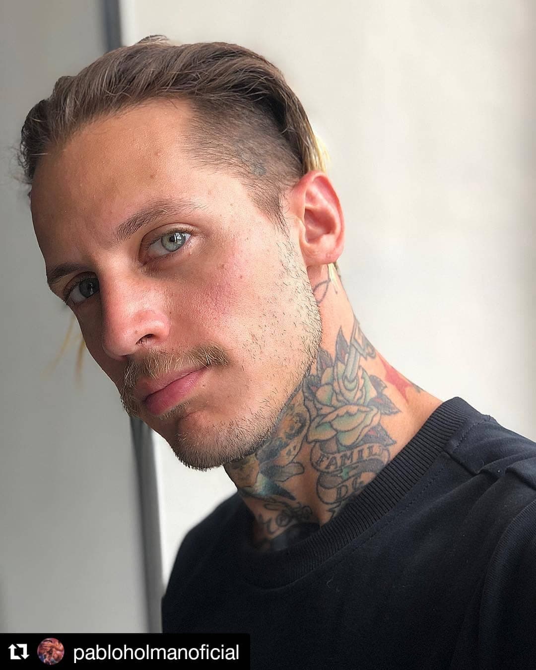 Pablo continuó llenando su cuerpo de tatuajes.