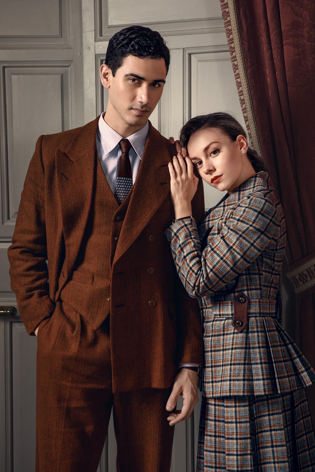 A la lista se sumó ‘Alguien tiene que morir’ en 2020, serie ambientada en los años 50 que protagoniza junto a su novia, Esther Expósito. Aquí, Alex le da vida a Gabino, un joven español, de madre mexicana, que regresa a la casa de sus padres en una época en la que debe mantener oculta su orientación sexual pues podría terminar en la cárcel debido a que el gobierno tiene una fuerte campaña contra los homosexuales.