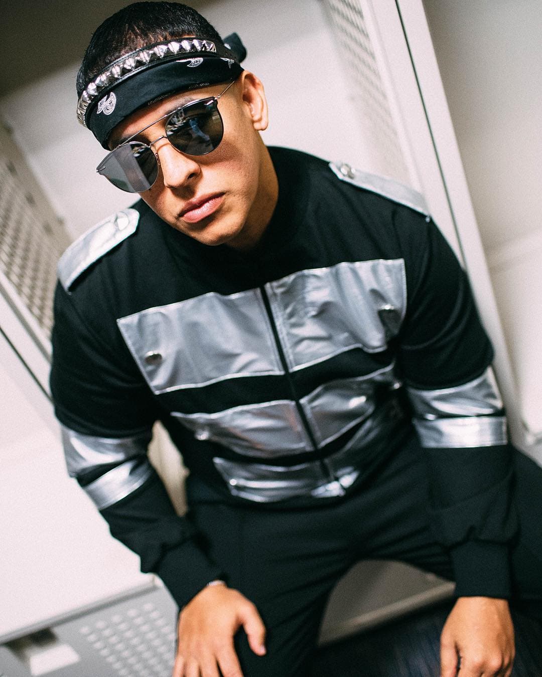 Existe un enorme parecido entre ambos, el cual es muy notorio en la forma de la cara, el color de piel, corte de cabello o vestimenta.