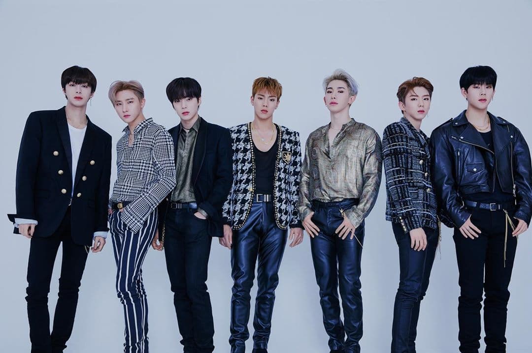 Monsta X prefiere inclinarse por looks de inspiración rockera, con piezas metálicas y de piel, las cuales combinan con cadenas y blazers para un toque único.