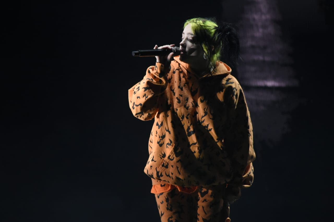 Entre canciones, Billie comentó que estaba impresionada con la cantidad de gente que se había reunido para verla.