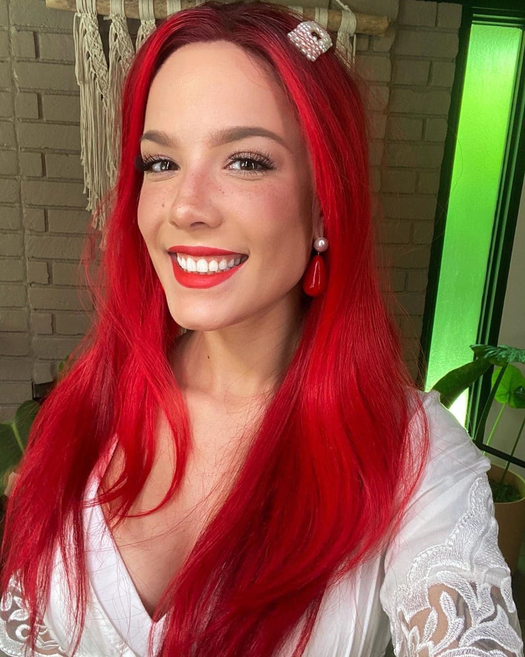 Eso no ha impedido que Halsey siga cantando, hace unos meses se unió a las transmisiones especiales de Disney en las que distintos cantantes interpretaban covers de clásicos de esta compañía. Halsey interpretó "Part of Your World" de 'La Sirenita'.