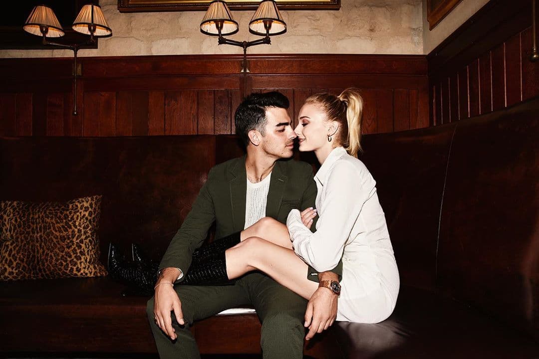 Joe Jonas comenzó su relación con Sophie Turner en el año 2016 y desde entonces los dos fueron inseparables. Se comprometieron un año después, también sorprendiendo a sus seguidores con un matrimonio secreto en Las Vegas, que, por cierto, tan solo costó 600 dólares. Más tarde, en ese mismo año, la pareja se casaría en grande con una ceremonia en Francia. 
<br>