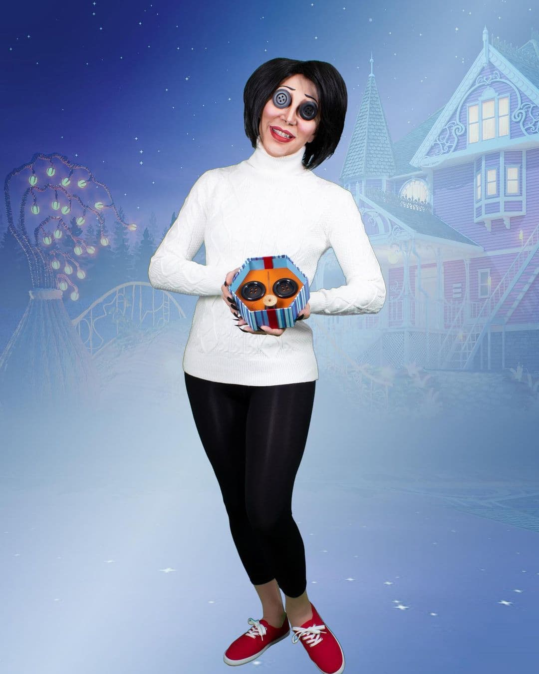 Chad Michaels es conocida por su participación en 'Rupaul's Drag Race', y aunque estamos acostumbrados a verla haciendo drag, aprovechó sus conocimientos en maquillaje y vestuario para darnos este look inspirado en la película de 'Coraline', con todo y ojos de botón.