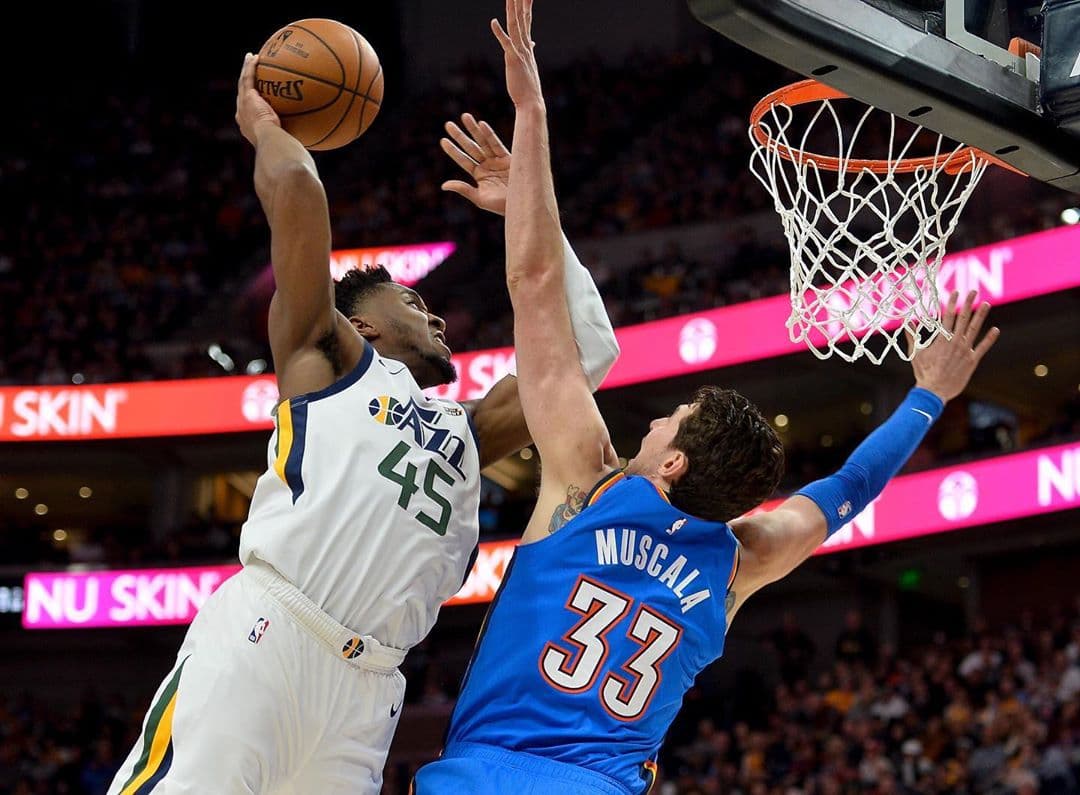 El jugador de Basquetbol estadounidense, Donovan Mitchell, fue diagnosticado con coronavirus. Juega para los Utah Jazz de la NBA, mide 1,85 y en este 2020 fue parte del Juego de las Estrellas.