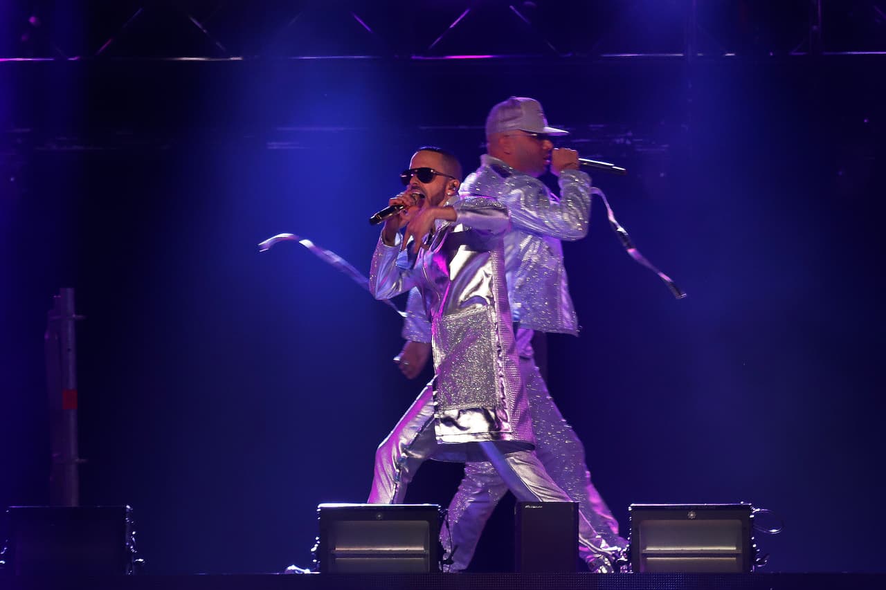 Pero no todo fue perreo hasta el suelo, el ambiente se puso romántico con "Algo me gusta de ti".