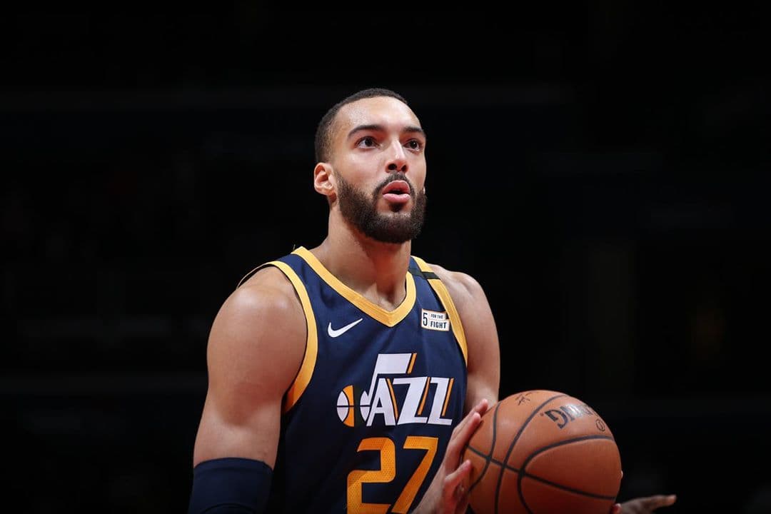 Rudy Gobert se convirtió en el primer caso de COVID-19 positivo en la NBA. Su contagio ocasionó que se suspendiera la liga, ya que sus compañeros estuvieron expuestos.Tras esto, pidió una disculpa en su cuenta de Instagram, debido a que admite que fue irresponsable de su parte, pese a no saber que portaba el virus.