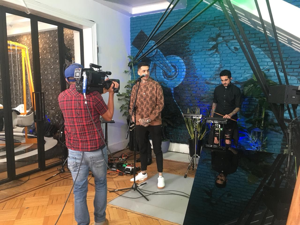 Bad Hombre fue el primer artista invitado a #EncerronaTelehit, quien presentó su música en la primera hora del mini reality