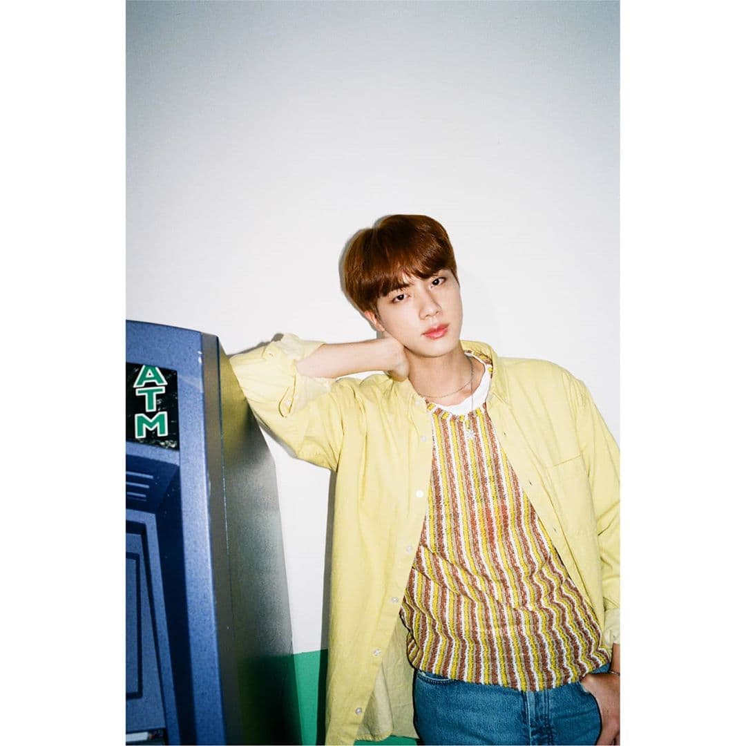 A través de su cuenta oficial de Instagram, la banda de K-Pop publicó una fotografía de cada uno de sus integrantes, mostrando un vistazo sobre cómo sería su look para este nuevo video. Aquí tenemos el de Jin.