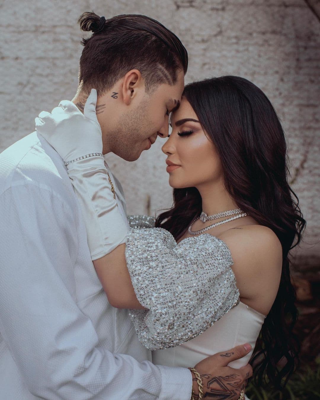 En las imágenes se puede apreciar a Kimberly luciendo un vestido corto con mangas abombadas plateadas, además de traer unos guantes blancos como de princesa. Juan de Dios también utilizó una camisa blanca, además de un pantalón beige con botas negras.
<br>