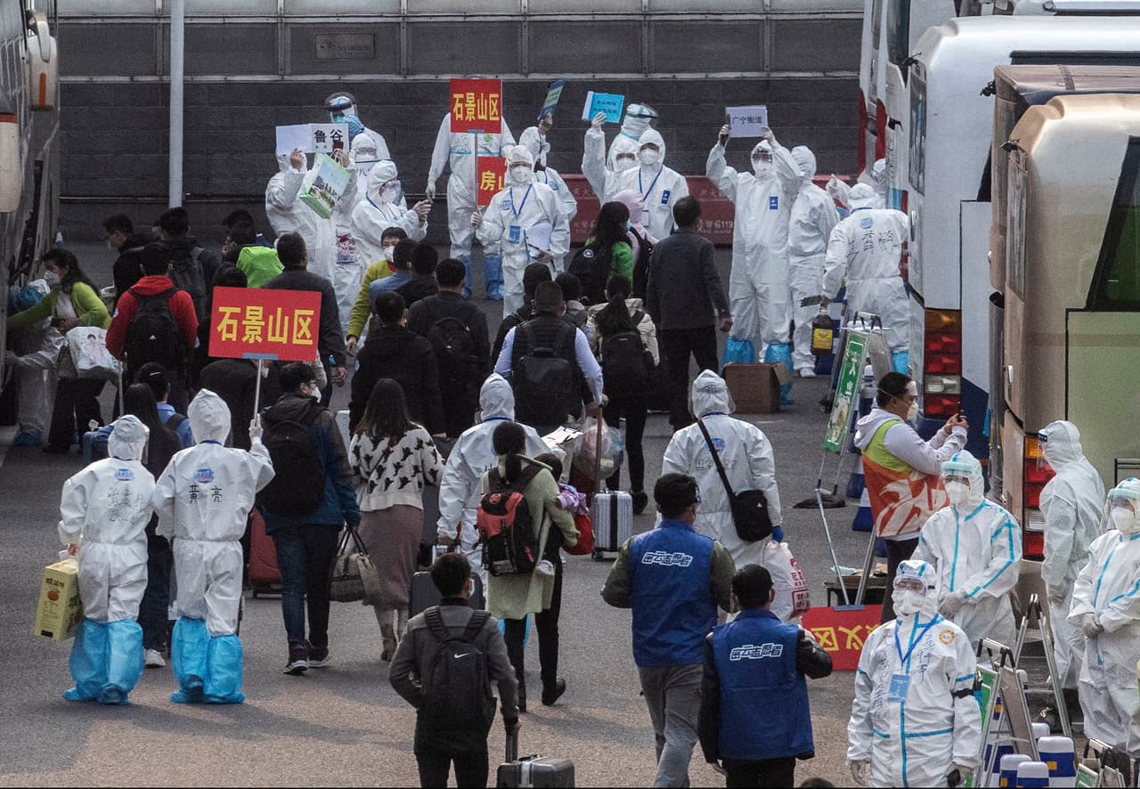 A pesar de que el tránsito se reanudó, los trabajadores chinos y el personal del sector salud que siguen trabajando en la contención del COVID-19, portan trajes especiales para evitar el contagio mientras apoyan a los ciudadanos de Wuhan que buscan viajar.