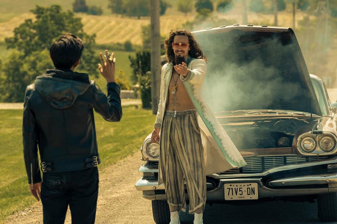 Y es justo así como lo encontramos en los años 60, Número 4 está ahora a cargo de un culto de gente que adora y venera cada paso que da... Klaus se mete en serio en ese papel y termina adoptando un look adecuado para cumplirlo, claro que agregándole su lado fashion a todo.