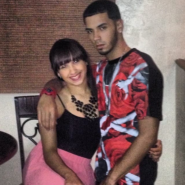 En el 2012, mientras su carrera estaba en pleno comienzo, junto a su entonces pareja, Astrid Cuevas, dieron luz a un pequeño.
<br>