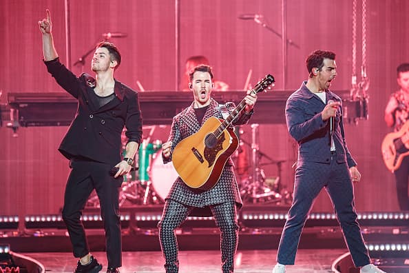 Los Jonas Brothers tuvieron un esperado regreso a los escenarios durante el 2019 y la locura que generaron entre todos sus fans y el impacto de su popularidad alrededor del mundo, les dio la oportunidad de ser nominados como Mejor Artista en los Premios Billboard 2020.