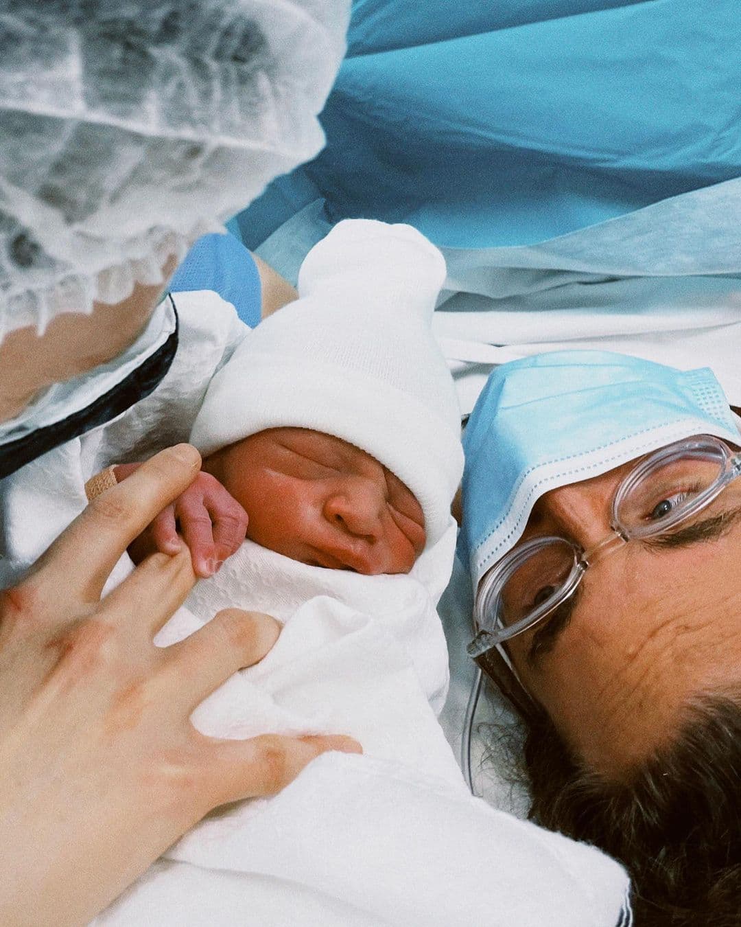 Diana también compartió una imagen en la que se ve en el quirófano, luego de tener al pequeño y donde también se aprecia a Nour tomando la mano de Joy.