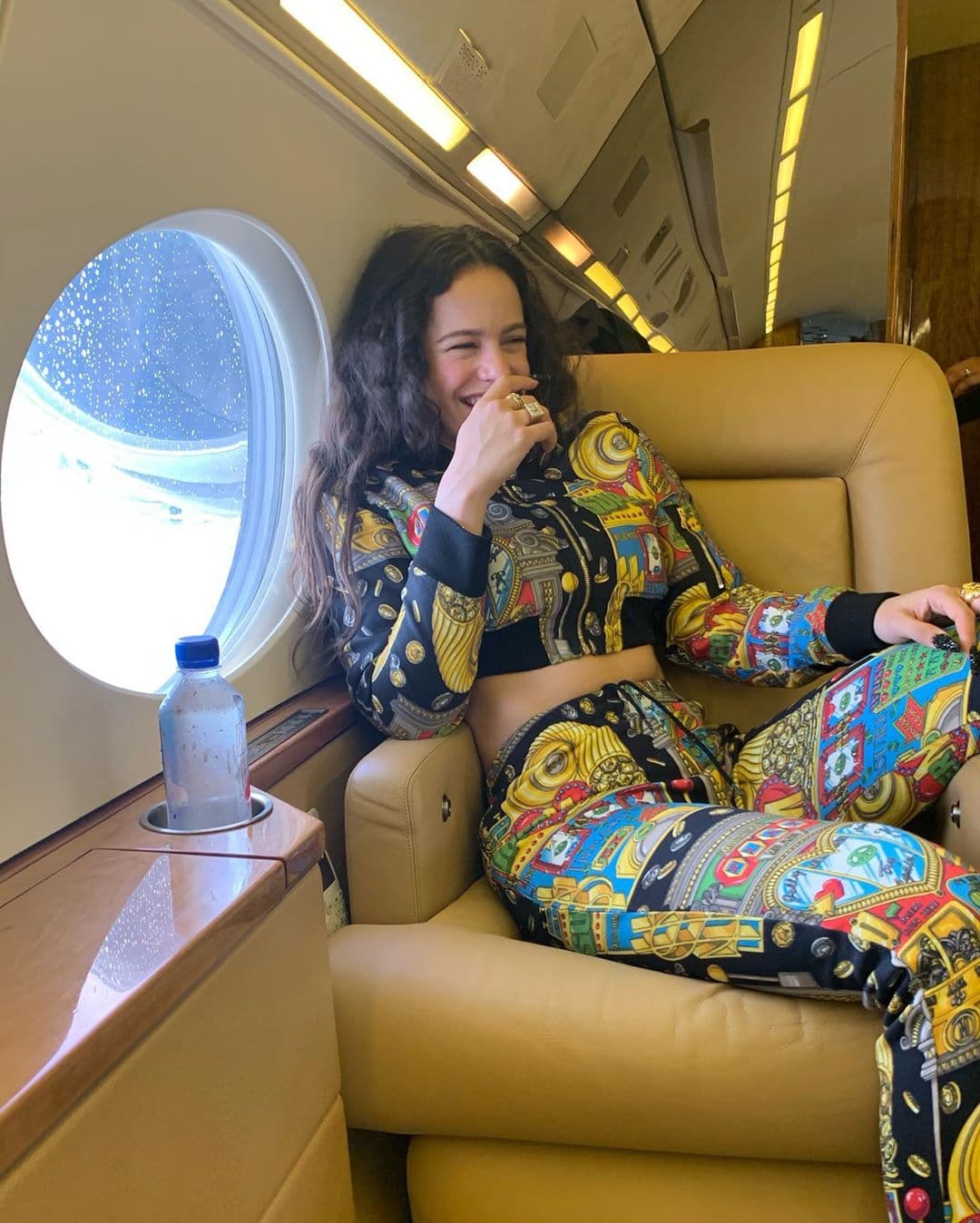 También publicó sus fotos semidesnuda en Twitter, donde tiene 1.3 millones de seguidores.