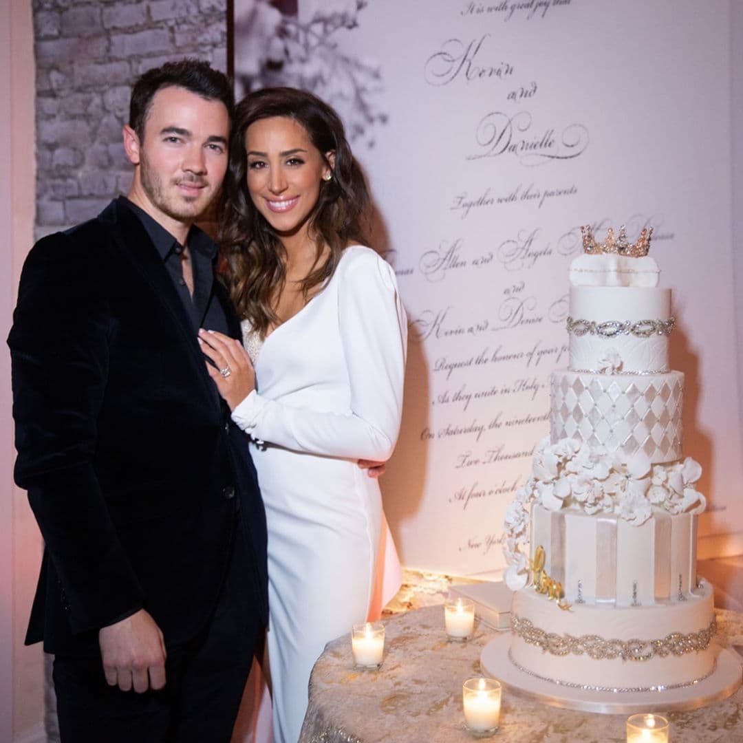 Kevin Jonas lleva más tiempo de casado que sus hermanos, pues ha estado casi 11 años junto a su pareja Danielle Deleasa, con quien tiene ya dos hijas: Alena y Angelina. 
<br>