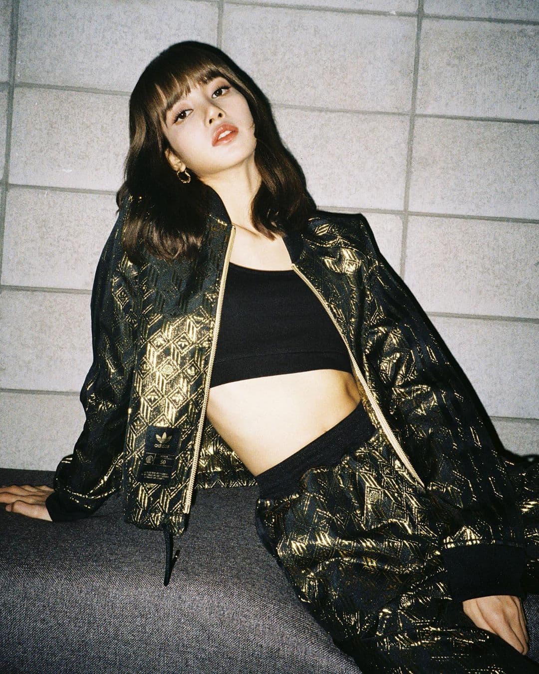 La rapera habla tailandés, coreano, inglés y japonés. Además, es la bailarina principal de BLACKPINK y una de las favoritas de los fans.
