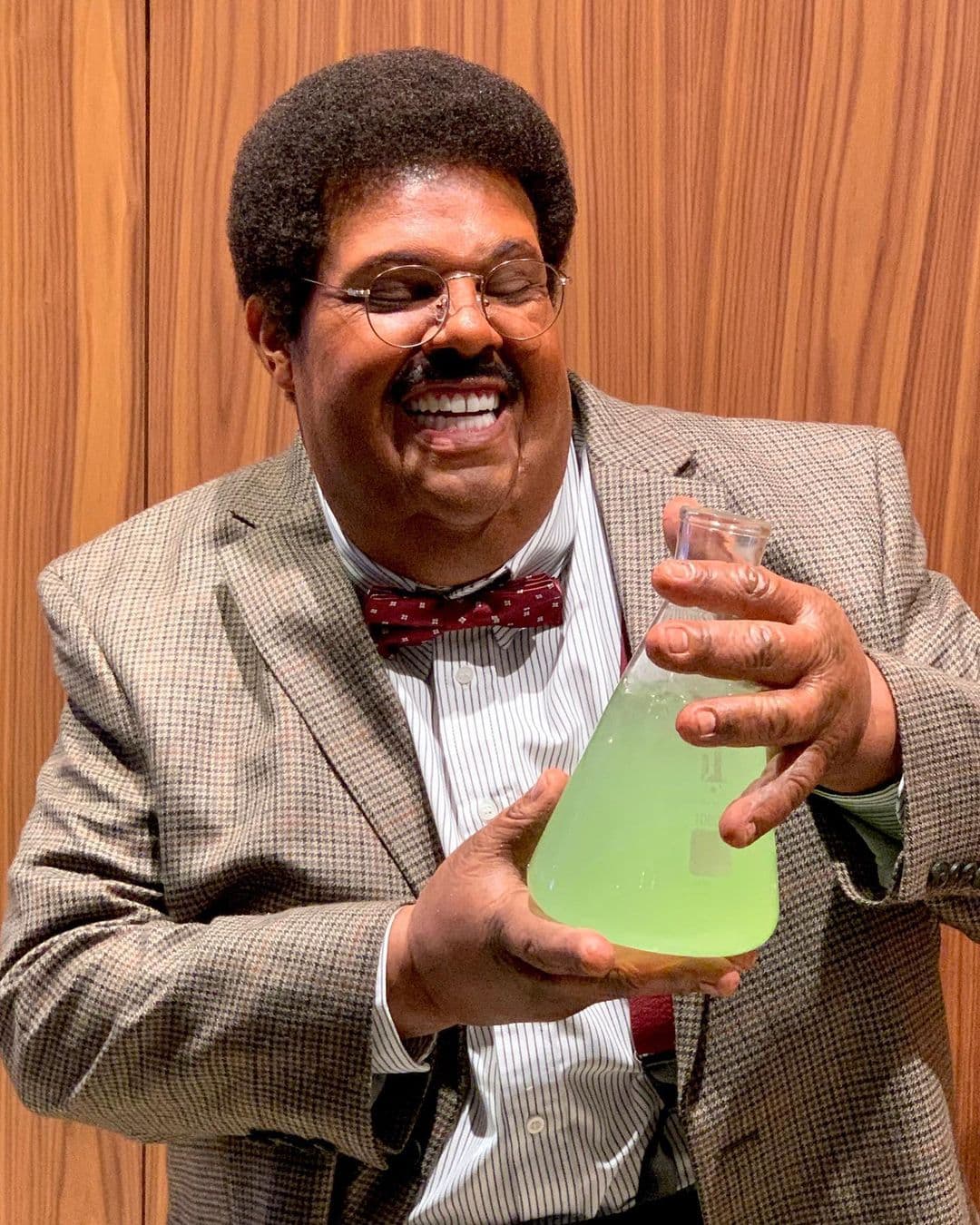 The Weeknd como "El Profesor Chiflado".