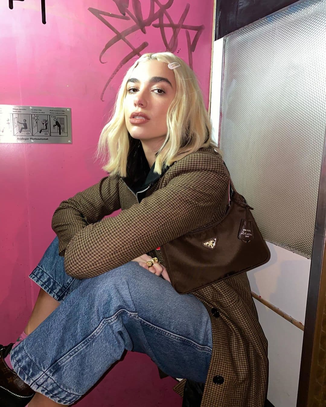 Incluso cambió su imagen y color de su cabello. Durante mucho tiempo, Dua Lipa tenía el cabello negro y ahora pasó a pintarlo rubio con una base oscura.