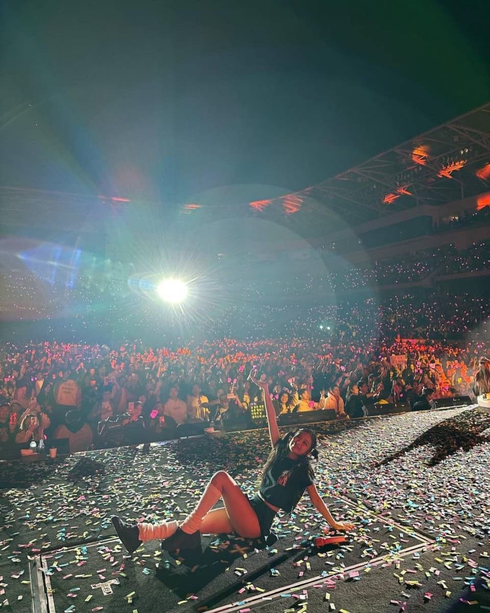 Jennie durante un concierto de BLACKPINK