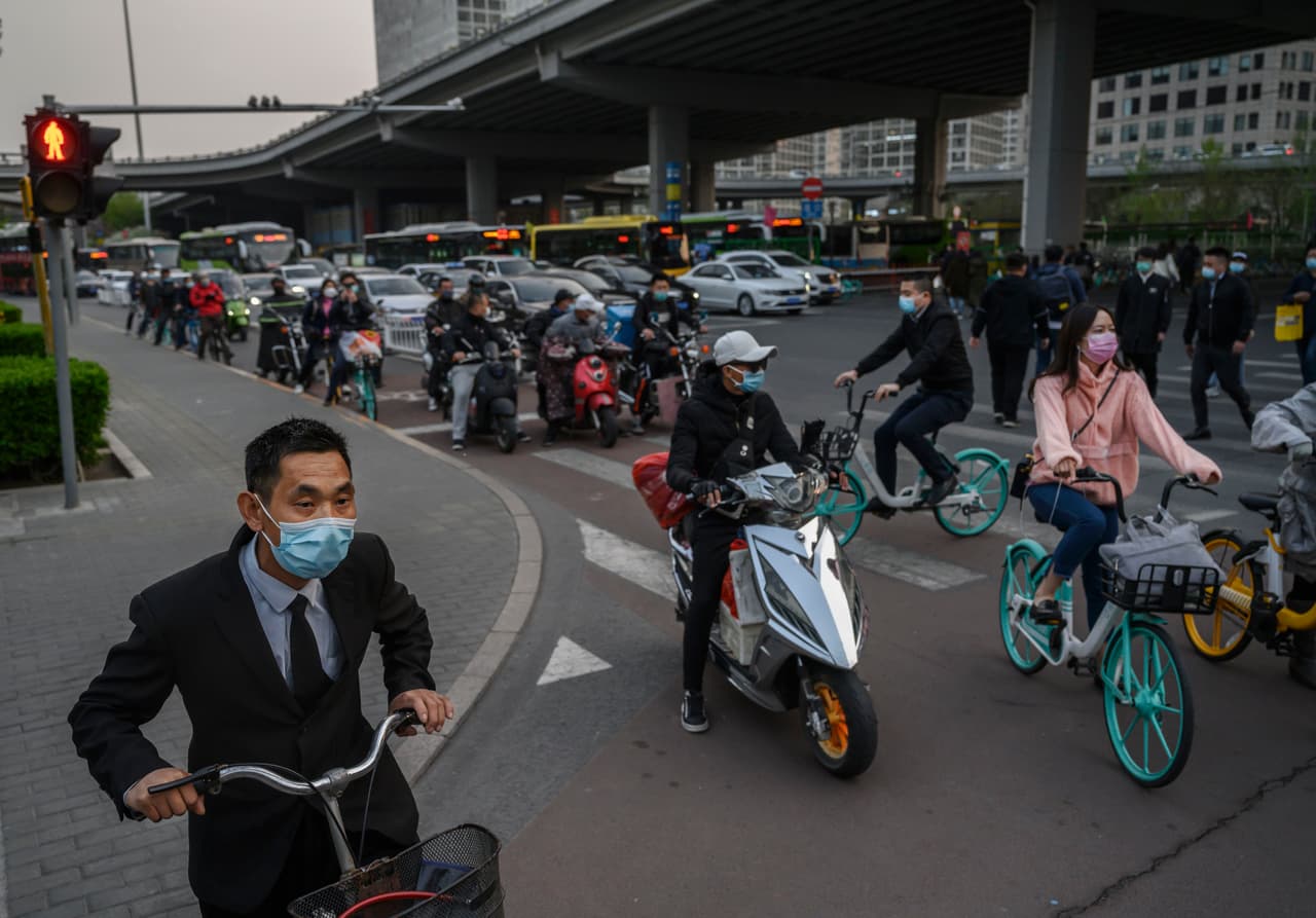 Después de 76 días de confinamiento, los ciudadanos de Wuhan, China, por fin salieron a las calles para retomar la rutina. Wuhan es considerado el lugar del brote del coronavirus.