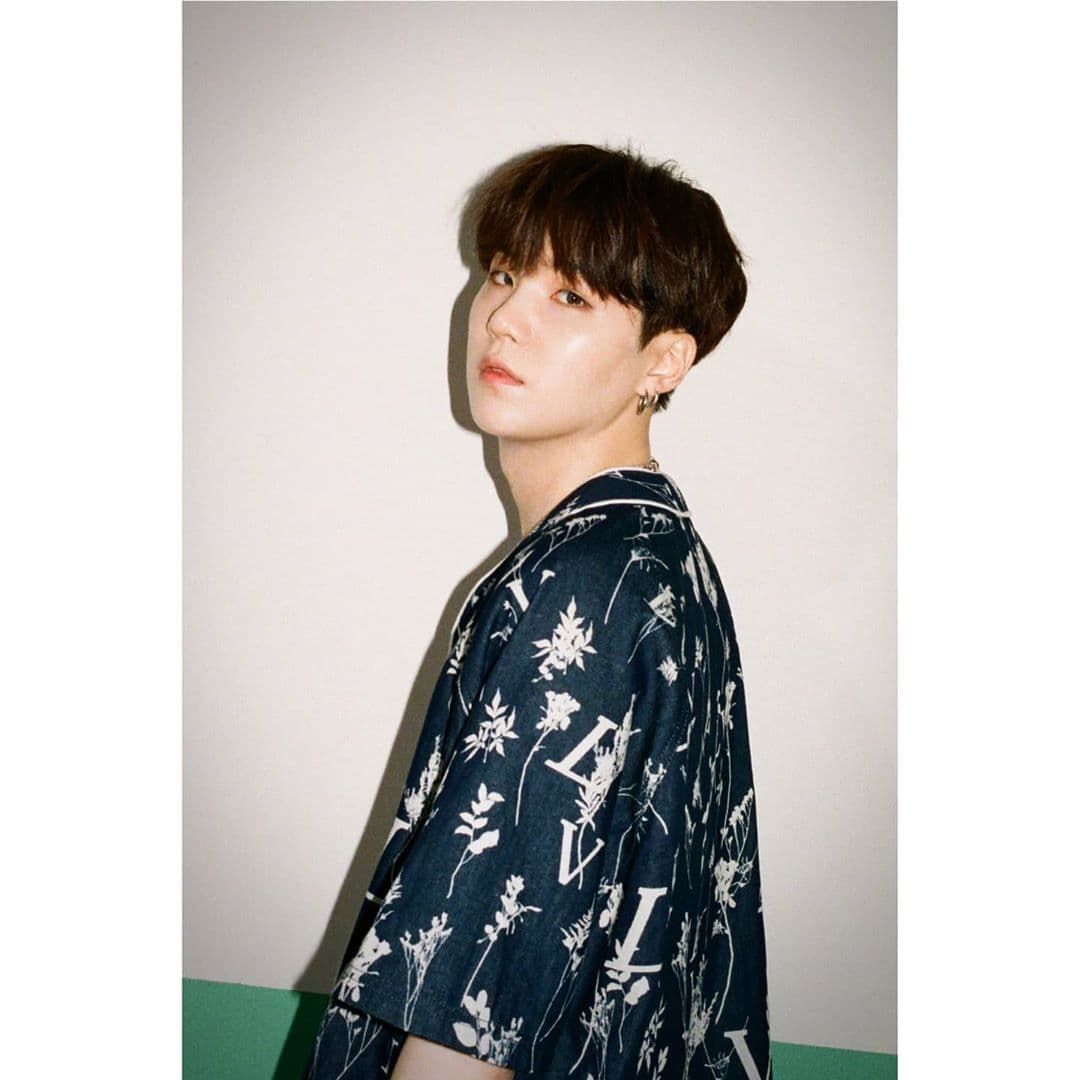 En su momento, Suga adelantó el concepto creativo que le gustaría ver tanto en su próximo álbum con en este comeback.“Me gustaría que el álbum no sea muy oscuro. En lugar de una comodidad explícita, me gustaría su pudiéramos ofrecer un mensaje más metafórico como ‘Spring Day’ para dar esperanza a todos”, explicó.