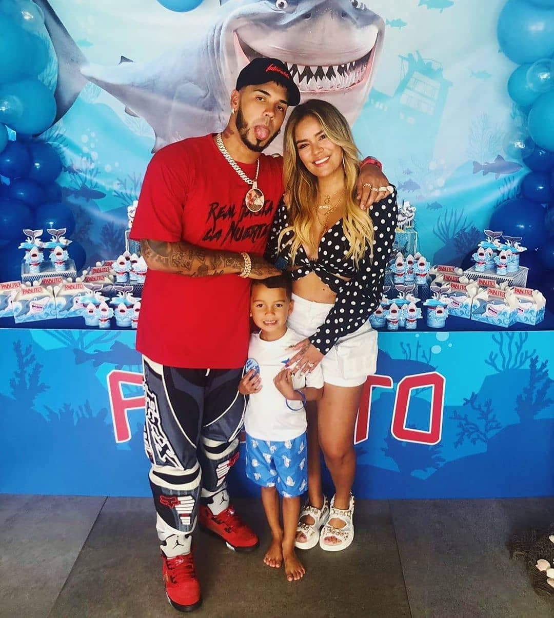 Tras salir de la cárcel, el cantante de reggaetón decidió darle un giro a su vida y encontró en Karol G el apoyo y amor necesario para salir adelante. Además de que ella quiere y procura a Pablito, también se hicieron una gran mancuerna música para lanzar su éxito “Secreto".
<br>