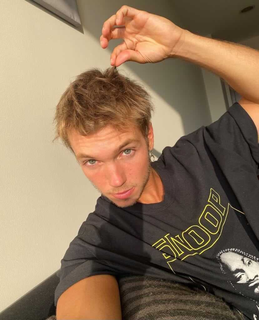 Franco Masini es un actor argentino de 26 años, que se ha dedicado a la actuación y a la música. Masini ya ha participado en telenovelas, cine, teatro, y además tiene tres sencillos musicales bastante sonados en su país natal.