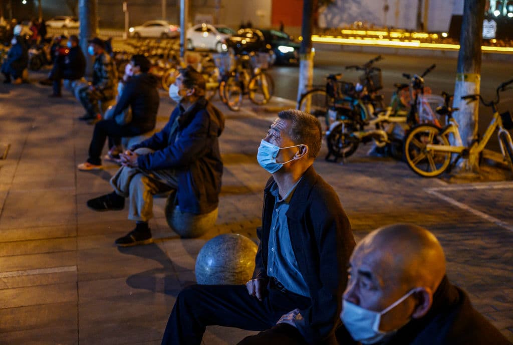 La noche de este 15 de abril, muchas personas la aprovecharon para ver las noticias en las televisiones que hay en las calles; cualquier excusa para salir de casa es perfecta.
<br>
<br>Estas imágenes son esperanzadoras para países como México que a penas entrarán a la fase 3 de la pandemia.